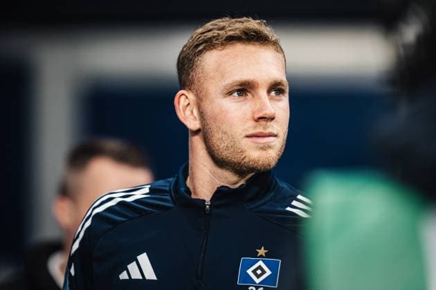 Soccer Men Season 2025 2026 1 Soccer Bundesliga 10 Matchday Hamburger SV vs Borussia Dortmund 08 11 2025 Daniel Peretz 26, HSV entering the stadium Hamburg Volksparkstadion Hamburg Germany