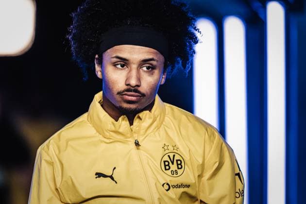 Soccer Men Season 2025 2026 1 Soccer Bundesliga 10 Matchday Hamburger SV vs Borussia Dortmund 08 11 2025 Karim Adeyemi 27, Borussia Dortmund Entrance into the stadium Hamburg Volksparkstadion Hamburg Germany