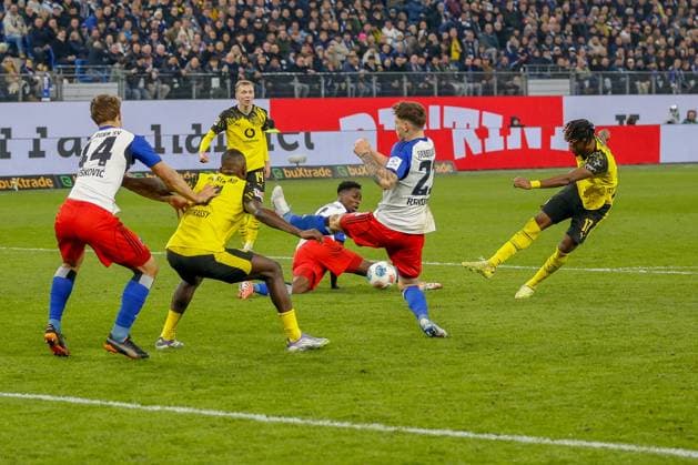 Luka Vuskovic Nicolai Remberg Albert Sambi Lokonga HSV cannot prevent the 0 1 by 17 Carney Chukwuemeka BVB Germany , Hamburg , Volksparkstadion , Football , 1 Bundesliga , Hamburger SV Borussia Dortmund
