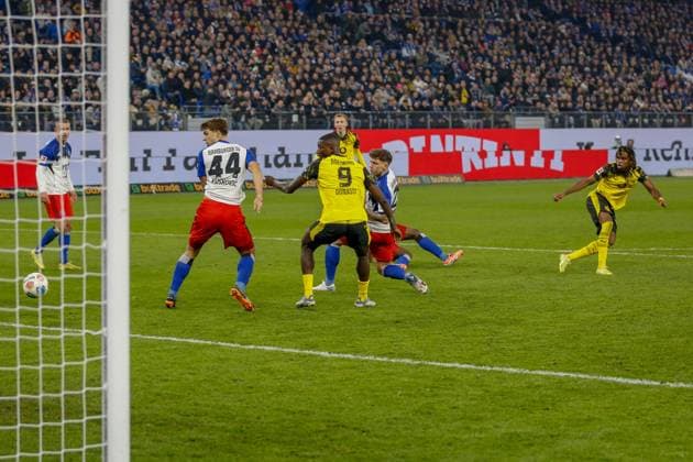 Luka Vuskovic Nicolai Remberg Albert Sambi Lokonga HSV cannot prevent the 0 1 by 17 Carney Chukwuemeka BVB Germany , Hamburg , Volksparkstadion , Football , 1 Bundesliga , Hamburger SV Borussia Dortmund
