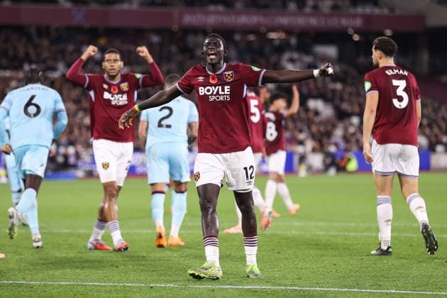 West Ham United gegen Burnley 08. November 2025, London Premier League Fußball West Ham United gegen Burnley El Hadji Malick Diouf von West Ham United jubelt, als der Ball in den letzten Minuten aus dem Spiel geht Foto Jacques Feeney Abseits London UK  Copyright: xJacquesxFeeneyx xOffsidexOffside