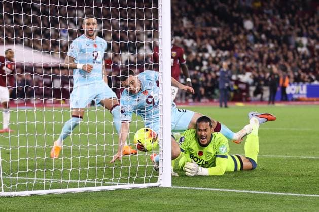 West Ham United gegen Burnley 08. November 2025, London Premier League Fußball West Ham United gegen Burnley Josh Cullen von Burnley erzielt sein zweites Tor nach einer Verwechslung mit West Ham United-Torwart Alphonse Areola Foto Jacques Feeney Offside London UK  Copyright: xJacquesxFeeneyx xOffsidexOffside