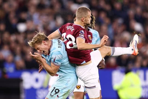 West Ham United gegen Burnley 08 November 2025, London Premier League Fußball West Ham United gegen Burnley Zian Flemming von Burnley und Tomas Soucek von West Ham United Foto Jacques Feeney Abseits London UK  Copyright: xJacquesxFeeneyx xOffsidexOffside