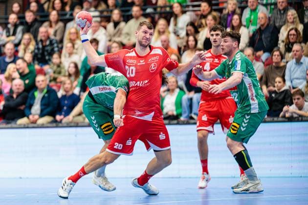 f l Tom Bergner GWD Minden, 28 , Uladzislau Kulesh MT Melsungen, 20 in duel GER, GWD Minden vs MT Melsungen, Handball, 1 Bundesliga, Matchday 11, Season 2025 2026, 08 11 2025 GER, GWD Minden vs MT Melsungen, Handball, 1 Bundesliga, Matchday 11, Season 2025 2026, 08 11 2025 Luebbecke Copyright: xEibner-Pressefoto JanxRollingerx EP_JSK