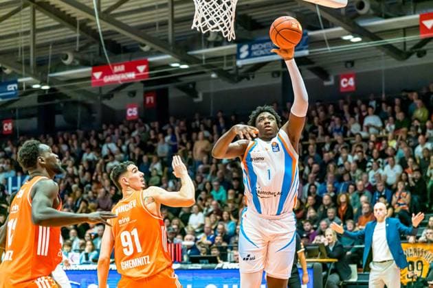 Jena, Germany 08 November 2025 1 BBL 2025 2026 Science City Jena vs Niners Chemnitz In the picture from left in a duel Amadou Sow 99 , Yordan Minchev 99 and Great Osobor Jena with a dunking Copyright: xFotostandx xNachtigallx