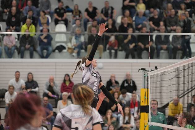 Elizabeth Sandbothe 2 Schwarz Weiß Erfurt smashes at the net, while Emilie Respaut 5 Schwarz Weiß Erfurt supports Elizabeth Sandbothe 2 Schwarz Weiß Erfurt smashes at the net Copyright: xSpeedshotx