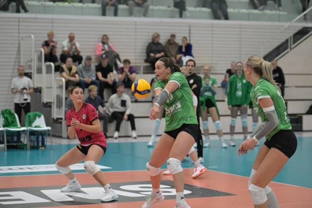 Amelie Strothoff 10 USC Münster receives the ball, Pippa Molenaar 1 USC Münster is in the receiving position, while Matthias Pack 999 USC Münster watches as head coach in the background Amelie Strothoff 10 USC Münster receives the ball Copyright: xSpeedshotx
