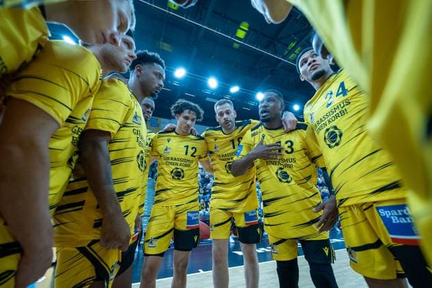 Team circle with Yorman Polas Bartolo MHP RIESEN Ludwigsburg, 13 , GER, MHP RIESEN Ludwigsburg vs EWE Baskets Oldenburg, easycredit BBL, Basketball, Bundesliga, Matchday 7, Season 2025 2026, 08 11 2025, GER, MHP RIESEN Ludwigsburg vs EWE Baskets Oldenburg, easycredit BBL, Basketball, Bundesliga, Matchday 7, Season 2025 2026, 08 11 2025 Ludwigsburg Copyright: xEibner-Pressefoto SaschaxWaltherx EP_EER