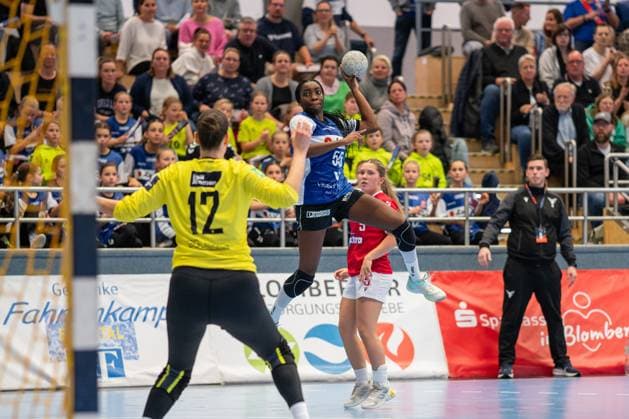 HSG Blomberg Lippe GER vs Valur Reykjavik ISL , Handball, EHF European League Women, Qualification Round 3, 08 11 2025, Season 2025 2026, Blomberg Farrelle Njinkeu HSG Blomberg Lippe, 55 on goal throw against Hafdis Renoetudottir Valur Reykjavik, 12 Blomberg Sporthalle an der Ulmenallee Germany