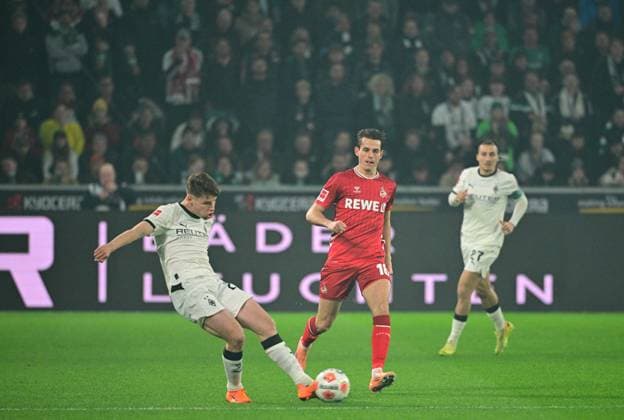 08 11 2025 Moenchengladbach Football, Men, Season 2025 2026, Borussia Moenchengladbach vs 1 FC Koeln Lukas Ullrich Gladbacher li klaert vor Jakub Kaminski Koeln, re DFL regulations prohibit any use of photographs as image sequences and or quasi video Borussia Park NRW Germany