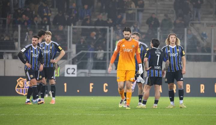 08 11 2025, Football, Men, 3 League, Season 2025 2026, 1 FC Saarbrücken TSV Havelse, Disappointment among the players of 1 FC Saarbrücken after the match Saarbrücken Ludwigsparkstadion Saarland Germany EN Copyright: xFabianxKleerx
