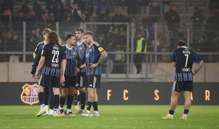 08 11 2025, Football, Men, 3 League, Season 2025 2026, 1 FC Saarbrücken TSV Havelse, Disappointment among the players of 1 FC Saarbrücken after the match Saarbrücken Ludwigsparkstadion Saarland Germany EN Copyright: xFabianxKleerx