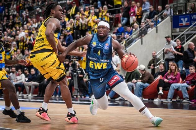 Brian Fobbs EWE Baskets Oldenburg, 04 vs Keeshawn Kellman MHP RIESEN Ludwigsburg, 32 GER, MHP Riesen Ludwigsburg EWE Baskets Oldenburg, easycredit BBL, Basketball, Bundesliga, Matchday 7, Season 2025 2026, 08 11 2025 GER, MHP Riesen Ludwigsburg EWE Baskets Oldenburg, easycredit BBL, Basketball, Bundesliga, Matchday 7, Season 2025 2026, 08 11 2025 Ludwigsburg Copyright: xSandyxDinkelackerx EP_SDR