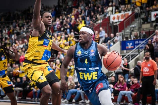 Brian Fobbs EWE Baskets Oldenburg, 04 passes Keeshawn Kellman MHP RIESEN Ludwigsburg, 32 GER, MHP Riesen Ludwigsburg EWE Baskets Oldenburg, easycredit BBL, Basketball, Bundesliga, 7 Matchday, Season 2025 2026, 08 11 2025 GER, MHP Riesen Ludwigsburg EWE Baskets Oldenburg, easycredit BBL, Basketball, Bundesliga, 7 Matchday, Season 2025 2026, 08 11 2025 Ludwigsburg Copyright: xSandyxDinkelackerx EP_SDR