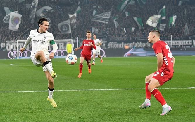 08 11 2025, xhbx, Soccer 1 Bundesliga, Borussia Moenchengladbach 1 FC Köln v l Rocco Reitz Borussia Mönchengladbach , Kristoffer Lund 1 FC Köln DFL DFB REGULATIONS PROHIBIT ANY USE OF PHOTOGRAPHS as IMAGE SEQUENCES and or QUASI VIDEO Moenchengladbach