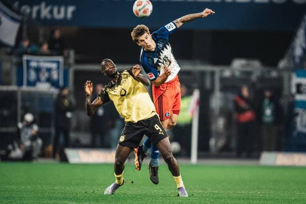Soccer Men Season 2025 2026 1 Soccer Bundesliga 10 Matchday Hamburger SV vs Borussia Dortmund 08 11 2025 v l Serhou Guirassy 9, Borussia Dortmund vs Luka Vuskovic 44, HSV Header Hamburg Volksparkstadion Hamburg Germany