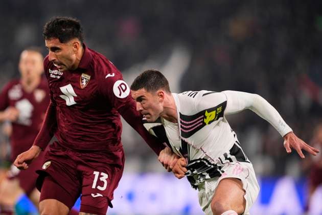 Torino™s Guillermo Maripan fights for the ball with Juventus Dusan Vlahovic during the Serie A soccer match between Juventus Fc and Torino Fc at the Juventus Stadium in Turin, north west Italy - November 8, 2025. - Soccer  Copyright: xFabioxFerrari LaPressex