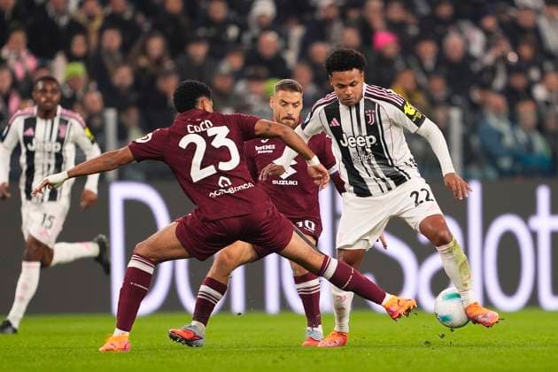 Juventus™ Weston McKennie fights for the ball with Torino™s Saul Coco during the Serie A soccer match between Juventus Fc and Torino Fc at the Juventus Stadium in Turin, north west Italy - November 8, 2025. - Soccer  Copyright: xFabioxFerrari LaPressex