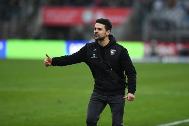 -1. FC 1905 Schweinfurt vs. TSV Hoffenheim II, Sachs-Stadion Football, 3. Liga -1. FC 1905 Schweinfurt vs. TSV Hoffenheim II 8 Nov 2025 Sachs-Stadion , Schweinfurt, Germany Image: Trainer Victor Kleinheinz (Schweinfurt) in the coaching zone. DFL REGULATIONS PROHIBIT ANY USE OF PHOTOGRAPHS AS IMAGE SEQUENCES AND OR QUASI-VIDEO Schweinfurt Sachs-Stadion Bayern Germany Copyright: xPresseFotoxEvansx