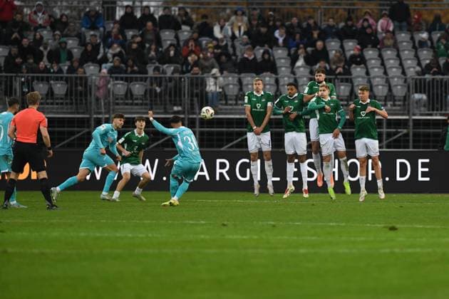 -1. FC 1905 Schweinfurt vs. TSV Hoffenheim II, Sachs-Stadion Football, 3. Liga -1. FC 1905 Schweinfurt vs. TSV Hoffenheim II 8 Nov 2025 Sachs-Stadion , Schweinfurt, Germany Image: Last action of the match a missed free kick. DFL REGULATIONS PROHIBIT ANY USE OF PHOTOGRAPHS AS IMAGE SEQUENCES AND OR QUASI-VIDEO Schweinfurt Sachs-Stadion Bayern Germany Copyright: xPresseFotoxEvansx