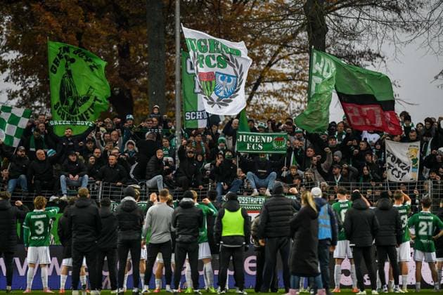 -1. FC 1905 Schweinfurt vs. TSV Hoffenheim II, Sachs-Stadion Football, 3. Liga -1. FC 1905 Schweinfurt vs. TSV Hoffenheim II 8 Nov 2025 Sachs-Stadion , Schweinfurt, Germany Image: Schweinfurt celebrates in front of the fan block. DFL REGULATIONS PROHIBIT ANY USE OF PHOTOGRAPHS AS IMAGE SEQUENCES AND OR QUASI-VIDEO Schweinfurt Sachs-Stadion Bayern Germany Copyright: xPresseFotoxEvansx