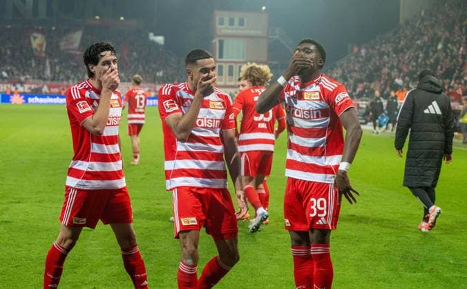 Soccer, Men, Season 2025 2026, 1 Bundesliga 10 Matchday , 1 FC Union Berlin FC Bayern Munich, f l Diogo Leite 1 FC Union Berlin , Danilho Doekhi 1 FC Union , Derrick Köhn 1 FC Union Berlin , Cheering after goal to 2 1, 08 11 2025, Copyright: xMatthiasxKochx