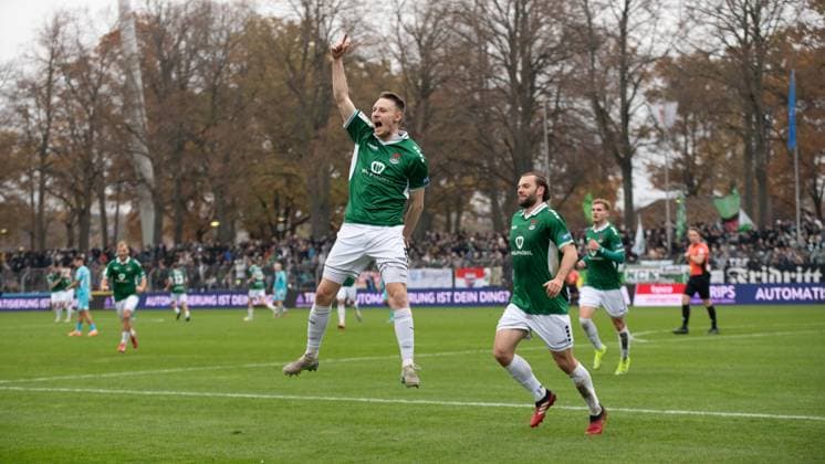 -1. FC 1905 Schweinfurt vs. TSV Hoffenheim II, Sachs-Stadion Football, 3. Liga -1. FC 1905 Schweinfurt vs. TSV Hoffenheim II 8 Nov 2025 Sachs-Stadion , Schweinfurt, Germany Image: Joshua Endres (Schweinfurt) celebrating his goal to the 2:0. DFL REGULATIONS PROHIBIT ANY USE OF PHOTOGRAPHS AS IMAGE SEQUENCES AND OR QUASI-VIDEO Schweinfurt Sachs-Stadion Bayern Germany Copyright: xPresseFotoxEvansx