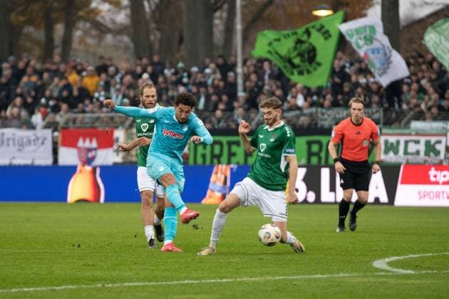 -1. FC 1905 Schweinfurt vs. TSV Hoffenheim II, Sachs-Stadion Football, 3. Liga -1. FC 1905 Schweinfurt vs. TSV Hoffenheim II 8 Nov 2025 Sachs-Stadion , Schweinfurt, Germany Image: Luka Trslic (Schweinfurt) attempting to block a shot. DFL REGULATIONS PROHIBIT ANY USE OF PHOTOGRAPHS AS IMAGE SEQUENCES AND OR QUASI-VIDEO Schweinfurt Sachs-Stadion Bayern Germany Copyright: xPresseFotoxEvansx