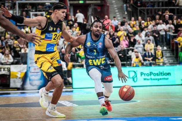 Chris Clemons EWE Baskets Oldenburg, 03 vs Brandon Tischler MHP RIESEN Ludwigsburg, 24 GER, MHP Riesen Ludwigsburg EWE Baskets Oldenburg, easycredit BBL, Basketball, Bundesliga, Matchday 7, Season 2025 2026, 08 11 2025 GER, MHP Riesen Ludwigsburg EWE Baskets Oldenburg, easycredit BBL, Basketball, Bundesliga, Matchday 7, Season 2025 2026, 08 11 2025 Ludwigsburg Copyright: xSandyxDinkelackerx EP_SDR