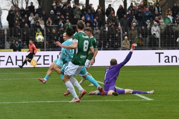 -1. FC 1905 Schweinfurt vs. TSV Hoffenheim II, Sachs-Stadion Football, 3. Liga -1. FC 1905 Schweinfurt vs. TSV Hoffenheim II 8 Nov 2025 Sachs-Stadion , Schweinfurt, Germany Image: GK Toni Stahl (Schweinfurt) unable to block the crossed ball. DFL REGULATIONS PROHIBIT ANY USE OF PHOTOGRAPHS AS IMAGE SEQUENCES AND OR QUASI-VIDEO Schweinfurt Sachs-Stadion Bayern Germany Copyright: xPresseFotoxEvansx