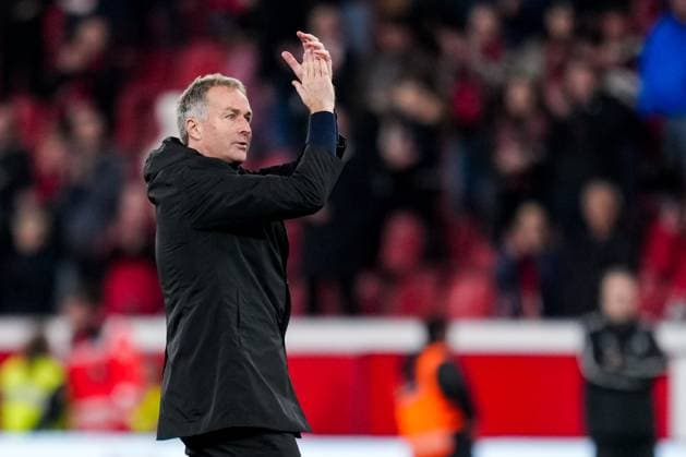 LEVERKUSEN, GERMANY - NOVEMBER 8: Bayer 04 Leverkusen head coach Kasper Hjulmand applauds the fans after the Bundesliga match between Bayer 04 Leverkusen and 1. FC Heidenheim 1846 at BayArena on November 8, 2025 in Leverkusen, Germany. (Photo by Rene Nijhuis) SPO  Copyright: xRenexNijhuis