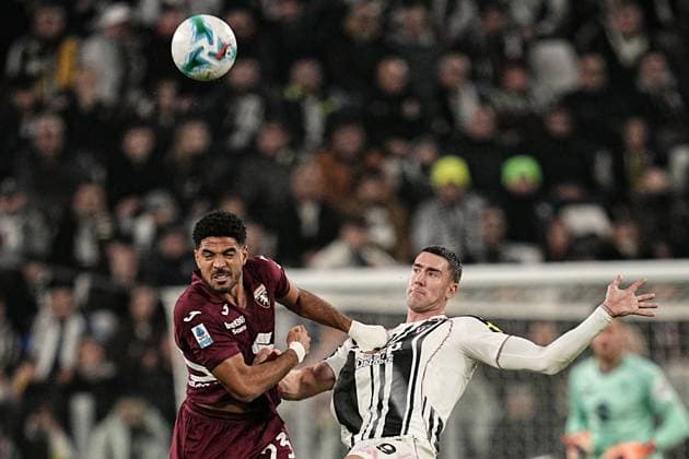 Torino™s Saul Coco fights for the ball with Juventus Dusan Vlahovic during the Serie A soccer match between Juventus and Torino at the Allianz Stadium in Turin, north west Italy - Saturday, Nov. 8, 2025. - Soccer .  Copyright: xMarcoxAlpozzi LaPressex