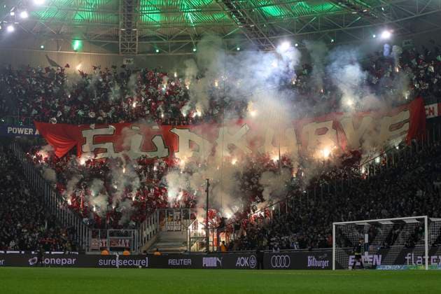 Mönchengladbach, Germany, 08 11 25 the fans of 1 FC Köln set off pyrotechnics during the choreo during the Bundesliga match between Borussia Mönchengladbach vs 1 FC Köln at the stadium in Borussia Park Mönchengladbach Stadion im Borussia Park North Rhine Westphalia Germany Copyright: xBrauer-Fotoagenturx xAdrianxSchlx