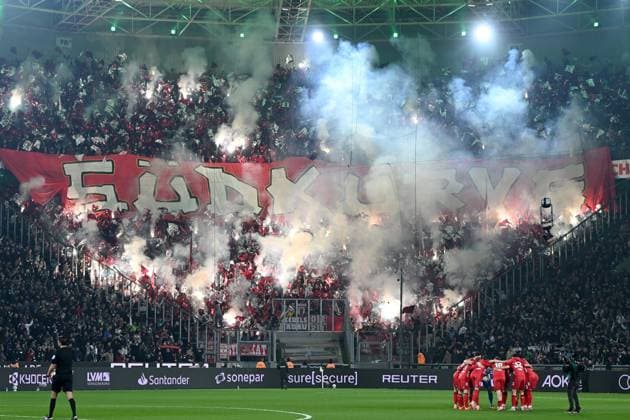 Fans 1. FC Köln Fans mit Pyrotechnik waehrend des Spiels der Bundesliga zwischen Borussia Mönchengladbach und dem 1. FC Köln, Borussia-Park am 08. November 2025 in Mönchengladbach, Deutschland. (Foto von Ralf Treese DeFodi Images) +++ Fans 1. FC Köln supporters use pyrotechnics during the Bundesliga match between Borussia Mönchengladbach and 1. FC Köln at Borussia-Park on November 8, 2025 in Mönchengladbach, Germany. (Photo by Ralf Treese DeFodi Images) DFL regulations prohibit any use of photographs as image sequences and or quasi-video. (Photo by Ralf Treese DeFodi Images) Fans 1 FC Köln supporters use pyrotechnics during the Bundesliga match between Borussia Mönchengladbach and 1 FC Köln, Borussia Park on November 08, 2025 in Mönchengladbach, Germany Photo by Ralf Treese DeFodi Images Fans 1 FC Köln supporters use pyrotechnics during the Bundesliga match between Borussia Mönchengladbach and 1 FC Köln at Borussia Park on November 8, 2025 in Mönchengladbach, Germany Photo by Ralf Treese DeFodi Images DFL regulations prohibit any use of photographs as image sequences and or quasi video Photo by Ralf Treese DeFodi Images
