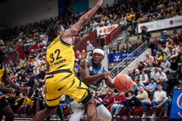 Brian Fobbs EWE Baskets Oldenburg, 04 vs Keeshawn Kellman MHP RIESEN Ludwigsburg, 32 GER, MHP Riesen Ludwigsburg EWE Baskets Oldenburg, easycredit BBL, Basketball, Bundesliga, Matchday 7, Season 2025 2026, 08 11 2025 GER, MHP Riesen Ludwigsburg EWE Baskets Oldenburg, easycredit BBL, Basketball, Bundesliga, Matchday 7, Season 2025 2026, 08 11 2025 Ludwigsburg Copyright: xSandyxDinkelackerx EP_SDR