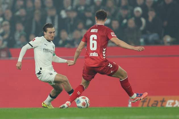 Rocco Reitz (Borussia Mönchengladbach) und Eric Martel (1. FC Koeln) im Zweikampf waehrend des spiels der Bundesliga zwischen Borussia Mönchengladbach und 1. FC Köln, Stadion im Borussia-Park am 08. November 2025 in Mönchengladbach, Deutschland. (Foto von Oliver Kaelke DeFodi Images) +++ Rocco Reitz (Borussia Mönchengladbach) und Eric Martel (1. FC Koeln) battle for the ball during the Bundesliga match between Borussia Mönchengladbach and 1. FC Köln at Stadion im Borussia-Park on November 8, 2025 in Mönchengladbach, Germany. (Photo by Oliver Kaelke DeFodi Images) DFL regulations prohibit any use of photographs as image sequences and or quasi-video. (Photo by Oliver Kaelke DeFodi Images) Rocco Reitz Borussia Mönchengladbach and Eric Martel 1 FC Koeln battle for the ball during the Bundesliga match between Borussia Mönchengladbach and 1 FC Koeln, Stadion im Borussia Park on November 08, 2025 in Mönchengladbach, Germany, Germany Photo by Oliver Kaelke DeFodi Images Rocco Reitz Borussia Mönchengladbach and Eric Martel 1 FC Koeln battle for the ball during the Bundesliga match between Borussia Mönchengladbach and 1 FC Köln at Stadion im Borussia Park on November 8, 2025 in Mönchengladbach, Germany Photo by Oliver Kaelke DeFodi Images DFL regulations prohibit any use of photographs as image sequences and or quasi video Photo by Oliver Kaelke DeFodi Images