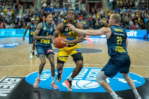 Michale Kyser EWE Baskets Oldenburg, 12 , Keeshawn Kellman MHP RIESEN Ludwigsburg, 32 , Seth Hinrichs EWE Baskets Oldenburg, 21 , GER, MHP RIESEN Ludwigsburg vs EWE Baskets Oldenburg, easycredit BBL, Basketball, Bundesliga, Matchday 7, Season 2025 2026, 08 11 2025, GER, MHP RIESEN Ludwigsburg vs EWE Baskets Oldenburg, easycredit BBL, Basketball, Bundesliga, Matchday 7, Season 2025 2026, 08 11 2025 Ludwigsburg Copyright: xEibner-Pressefoto SaschaxWaltherx EP_EER