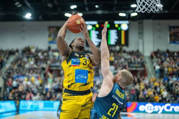 Keeshawn Kellman MHP RIESEN Ludwigsburg, 32 , Seth Hinrichs EWE Baskets Oldenburg, 21 , GER, MHP RIESEN Ludwigsburg vs EWE Baskets Oldenburg, easycredit BBL, Basketball, Bundesliga, Matchday 7, Season 2025 2026, 08 11 2025, GER, MHP RIESEN Ludwigsburg vs EWE Baskets Oldenburg, easycredit BBL, Basketball, Bundesliga, Matchday 7, Season 2025 2026, 08 11 2025 Ludwigsburg Copyright: xEibner-Pressefoto SaschaxWaltherx EP_EER