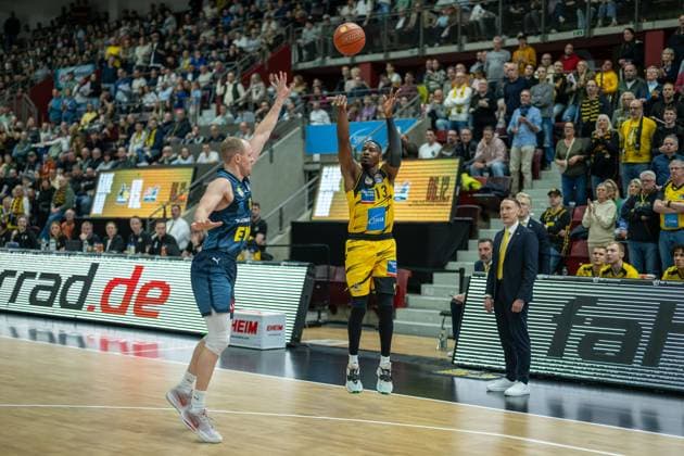 Seth Hinrichs EWE Baskets Oldenburg, 21 , Yorman Polas Bartolo MHP RIESEN Ludwigsburg, 13 , GER, MHP RIESEN Ludwigsburg vs EWE Baskets Oldenburg, easycredit BBL, Basketball, Bundesliga, Matchday 7, Season 2025 2026, 08 11 2025, GER, MHP RIESEN Ludwigsburg vs EWE Baskets Oldenburg, easycredit BBL, Basketball, Bundesliga, Matchday 7, Season 2025 2026, 08 11 2025 Ludwigsburg Copyright: xEibner-Pressefoto SaschaxWaltherx EP_EER