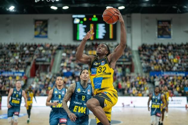 Michale Kyser EWE Baskets Oldenburg, 12 , Keeshawn Kellman MHP RIESEN Ludwigsburg, 32 , GER, MHP RIESEN Ludwigsburg vs EWE Baskets Oldenburg, easycredit BBL, Basketball, Bundesliga, Matchday 7, Season 2025 2026, 08 11 2025, GER, MHP RIESEN Ludwigsburg vs EWE Baskets Oldenburg, easycredit BBL, Basketball, Bundesliga, Matchday 7, Season 2025 2026, 08 11 2025 Ludwigsburg Copyright: xEibner-Pressefoto SaschaxWaltherx EP_EER