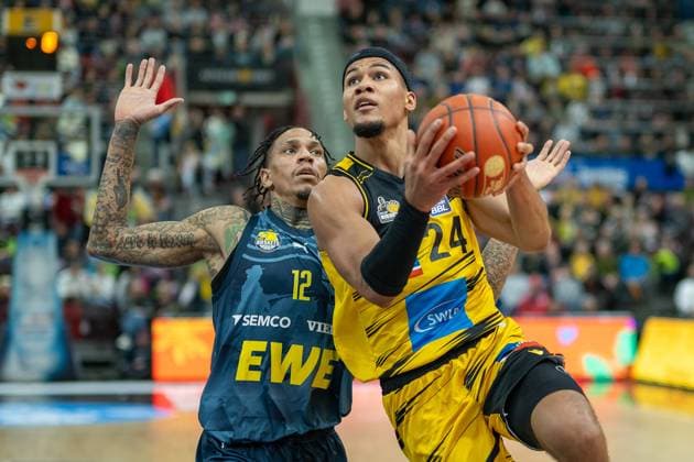 Michale Kyser EWE Baskets Oldenburg, 12 , Brandon Tischler MHP RIESEN Ludwigsburg, 24 , GER, MHP RIESEN Ludwigsburg vs EWE Baskets Oldenburg, easycredit BBL, Basketball, Bundesliga, Matchday 7, Season 2025 2026, 08 11 2025, GER, MHP RIESEN Ludwigsburg vs EWE Baskets Oldenburg, easycredit BBL, Basketball, Bundesliga, Matchday 7, Season 2025 2026, 08 11 2025 Ludwigsburg Copyright: xEibner-Pressefoto SaschaxWaltherx EP_EER