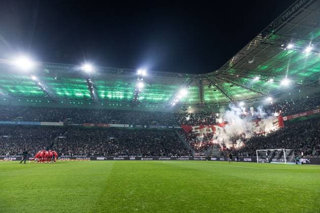 1 Soccer Bundesliga Borussia Mönchengladbach 1 FC Köln 08 11 2025 Choreo of the fans of 1 FC Köln Südkurve Banner, flags in silver red Bengalos In front team circle of the starting eleven of 1 FC Köln 1 Soccer Bundesliga, Borussia Mönchengladbach 1 FC Köln, Mönchengladbach, BORUSSIA PARK on 08 11 2025 DFL REGULATIONS PROHIBIT ANY USE OF PHOTOGRAPHS AS IMAGE SEQUENCES AND OR QUASI VIDEO Copyright: xBEAUTIFULxSPORTS Wunderlx