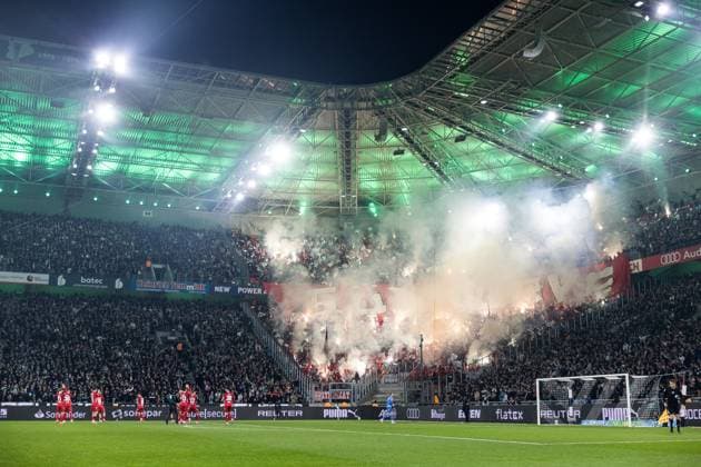 1 Soccer Bundesliga Borussia Mönchengladbach 1 FC Köln 08 11 2025 Choreo of the fans of 1 FC Köln Südkurve Banner, flags in silver red Bengalos The starting eleven of 1 FC Köln applauds towards the curve 1 Soccer Bundesliga, Borussia Mönchengladbach 1 FC Köln, Mönchengladbach, BORUSSIA PARK on 08 11 2025 DFL REGULATIONS PROHIBIT ANY USE OF PHOTOGRAPHS AS IMAGE SEQUENCES AND OR QUASI VIDEO Copyright: xBEAUTIFULxSPORTS Wunderlx