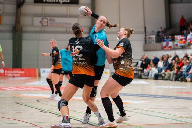 Handball I Women I Season 2025 2026 I DHB Cup I Quarter-finals I VfL Waiblingen Thüringer HC I 08 11 2025 Luca Farago 19, Thüringer HC prevails against Isabel Kattner 10, VfL Waiblingen Tigers and Kimberly Eileen Gisa 18, VfL Waiblingen Tigers Waiblingen Rundsporthalle Baden Württemberg Germany Copyright: xLobeca MaxxPetershansx