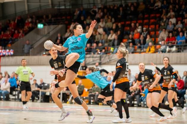 Handball I Women I Season 2025 2026 I DHB Cup I Quarter-finals I VfL Waiblingen Thüringer HC I 08 11 2025 Natsuki Aizawa 23, Thüringer HC in the throw Waiblingen Rundsporthalle Baden Württemberg Germany Copyright: xLobeca MaxxPetershansx