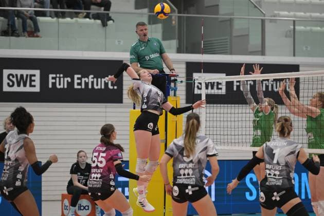 Lea Feistritzer 8 Schwarz Weiß Erfurt smashes, while Cecilia Malm 5 USC Münster , Elena Kömmling 7 USC Münster and Yina Liu 8 USC Münster block Mia Anna Stauß 55 Schwarz Weiß Erfurt , Alianza Darley 14 Schwarz Weiß Erfurt and Alina Zellin 1 Schwarz Weiß Erfurt support in the field Lea Feistritzer 8 Schwarz Weiß Erfurt smashes at the net Copyright: xSpeedshotx