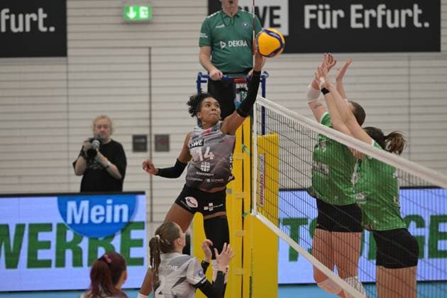 Alianza Darley 14 Schwarz Weiß Erfurt smashes, while Cecilia Malm 5 USC Münster and Elena Kömmling 7 USC Münster block, Elizabeth Sandbothe 2 Schwarz Weiß Erfurt in receiving position Alianza Darley 14 Schwarz Weiß Erfurt smashes at the net Copyright: xSpeedshotx
