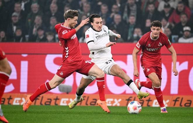 Football, Bundesliga, Germany, Men, Season 2025 2026, Matchday 10, Borussia Park Mönchengladbach, Bor Mönchengladbach 1 FC Köln Florian Kainz KOE , Rocco Reitz BMG Action