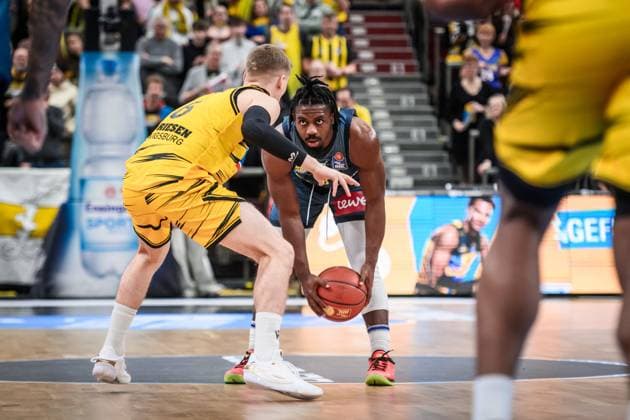Chris Clemons EWE Baskets Oldenburg, 03 vs Johannes Patrick MHP RIESEN Ludwigsburg, 06 GER, MHP Riesen Ludwigsburg EWE Baskets Oldenburg, easycredit BBL, Basketball, Bundesliga, Matchday 7, Season 2025 2026, 08 11 2025 GER, MHP Riesen Ludwigsburg EWE Baskets Oldenburg, easycredit BBL, Basketball, Bundesliga, Matchday 7, Season 2025 2026, 08 11 2025 Ludwigsburg Copyright: xSandyxDinkelackerx EP_SDR