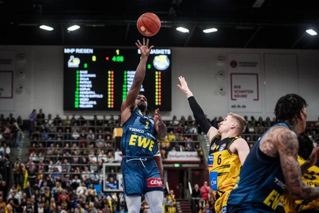 Chris Clemons EWE Baskets Oldenburg, 03 vs Johannes Patrick MHP RIESEN Ludwigsburg, 06 GER, MHP Riesen Ludwigsburg EWE Baskets Oldenburg, easycredit BBL, Basketball, Bundesliga, Matchday 7, Season 2025 2026, 08 11 2025 GER, MHP Riesen Ludwigsburg EWE Baskets Oldenburg, easycredit BBL, Basketball, Bundesliga, Matchday 7, Season 2025 2026, 08 11 2025 Ludwigsburg Copyright: xSandyxDinkelackerx EP_SDR